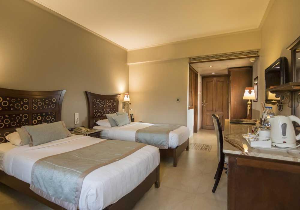 Sai Palace Hotel Мумбай Екстериор снимка