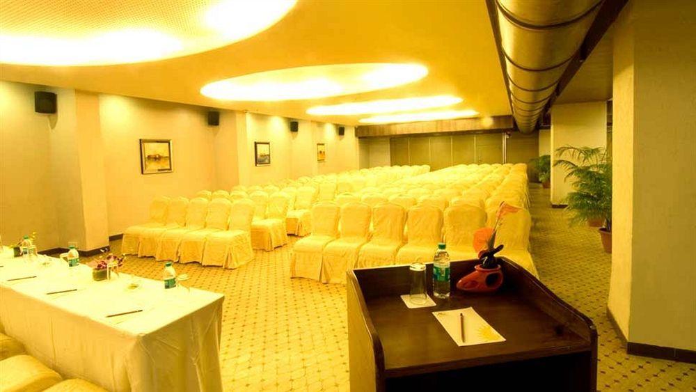 Sai Palace Hotel Мумбай Екстериор снимка