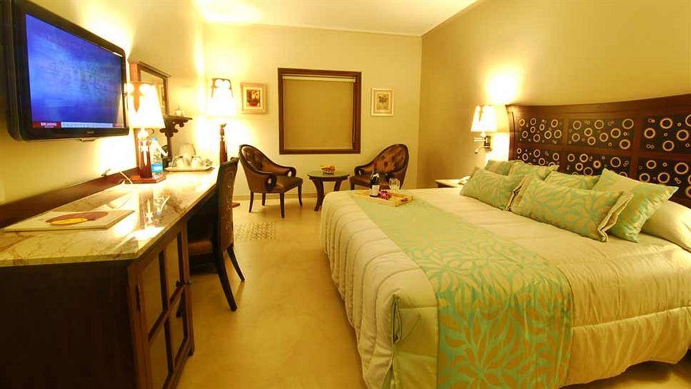 Sai Palace Hotel Мумбай Екстериор снимка