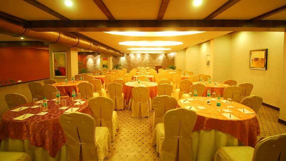 Sai Palace Hotel Мумбай Екстериор снимка