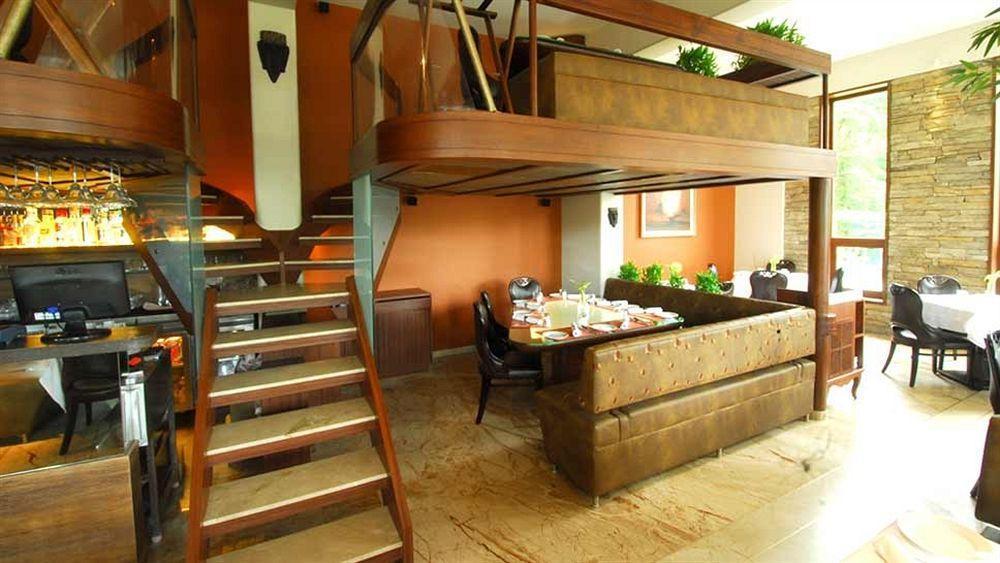 Sai Palace Hotel Мумбай Екстериор снимка
