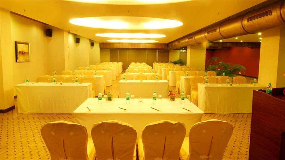 Sai Palace Hotel Мумбай Екстериор снимка