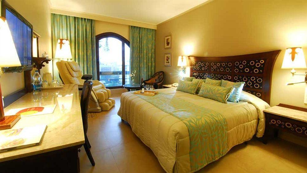 Sai Palace Hotel Мумбай Екстериор снимка