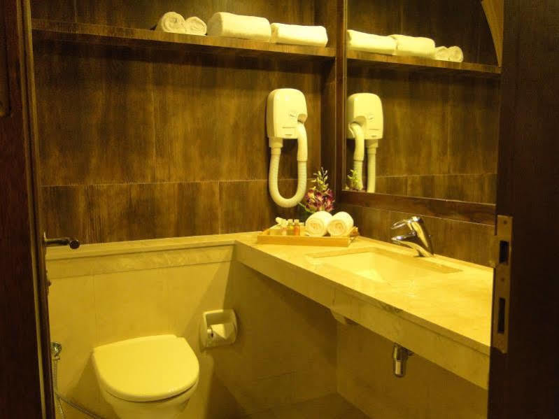 Sai Palace Hotel Мумбай Екстериор снимка
